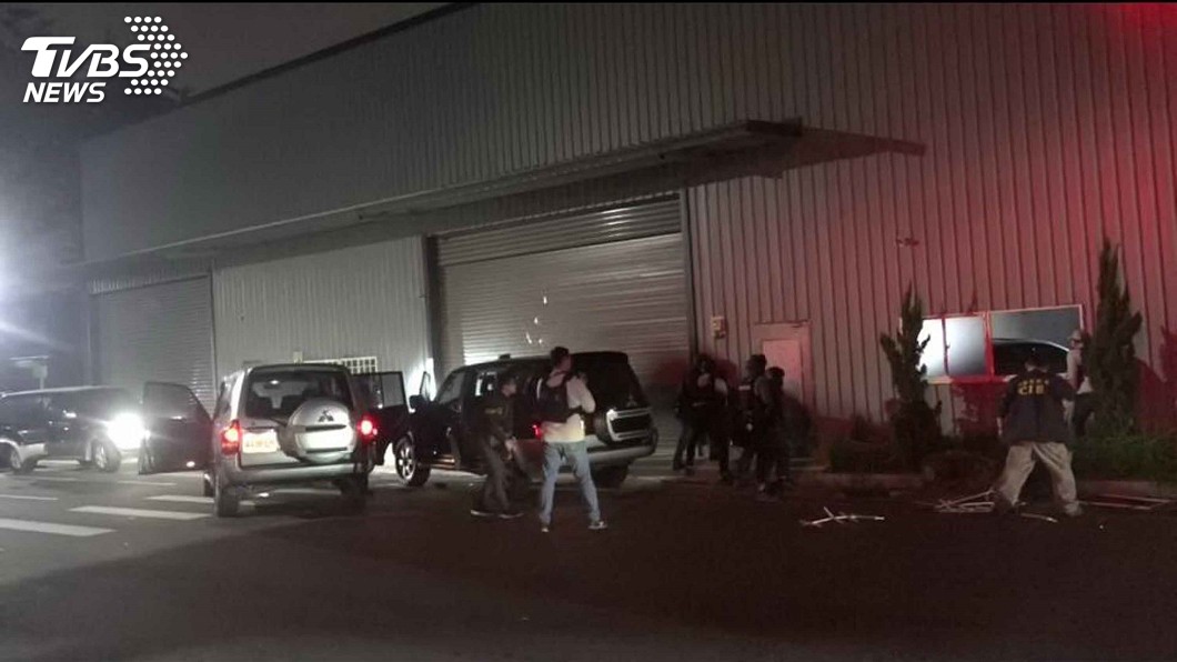 租鐵皮倉庫販毒 嘉義警方逮12人查扣600多萬元