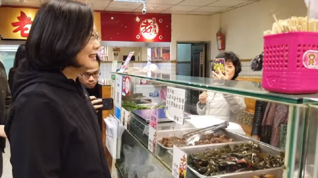 野生小英突襲西門町！爽買滷味「這多一點」　老闆讚行家