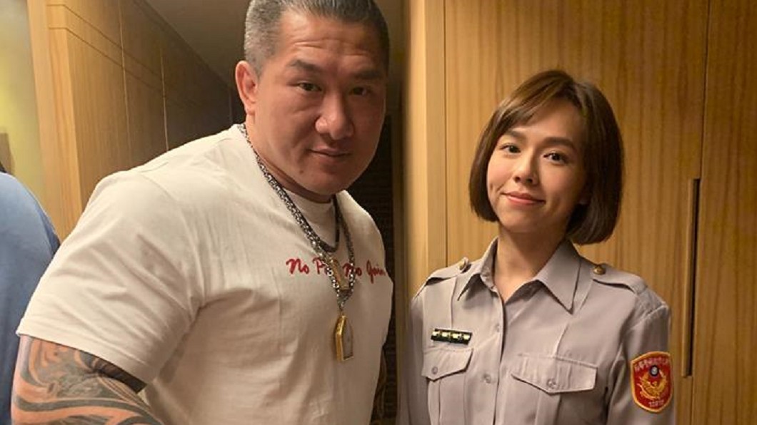 館長合照「正妹女警」喊我妹妹!網笑翻:她強忍恐懼…