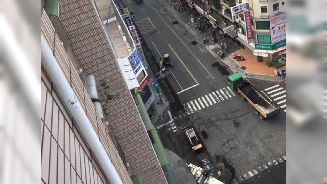 韓國瑜上任不到一個月 網貼對比照讚:路見不平馬上鋪平