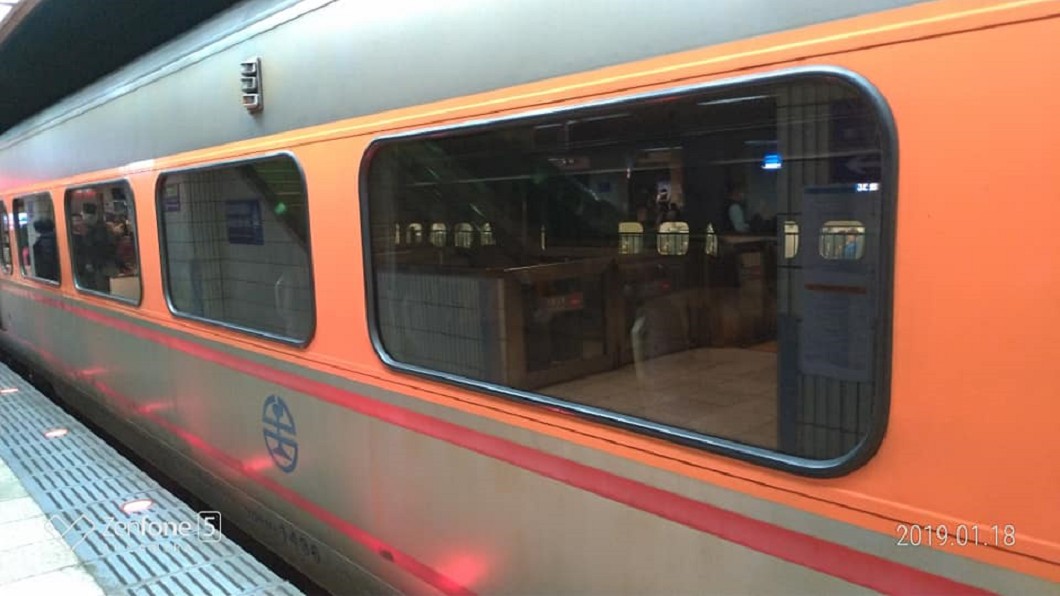 全車沒電!自強號機車頭故障 列車一度卡台北站