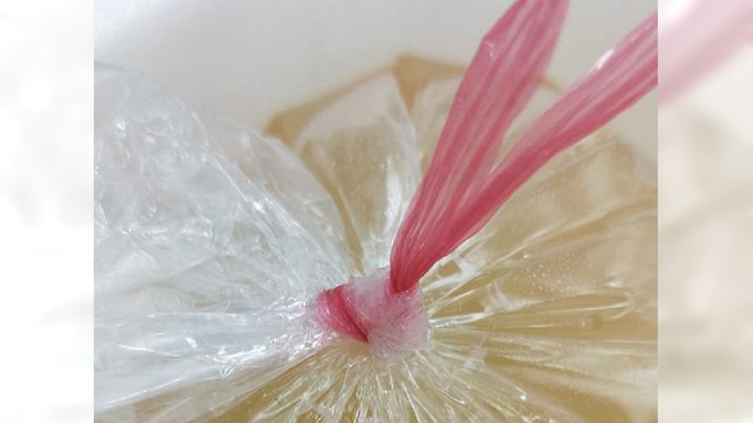 紅色束帶綁湯…他解不開變死結 網揭一秒快速開法