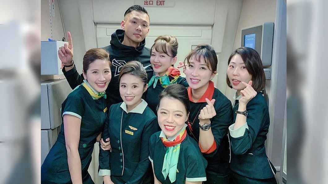 羨慕!黑人同框6正妹空姐 網意外發現有亮點