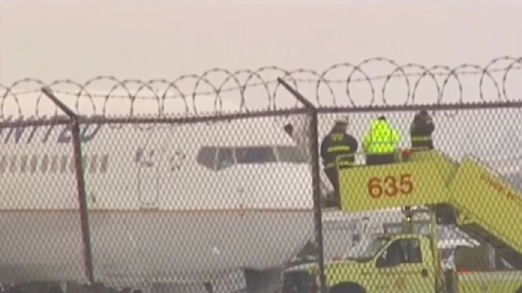 暴風雪打亂陸空交通 美班機衝出跑道旅客驚魂