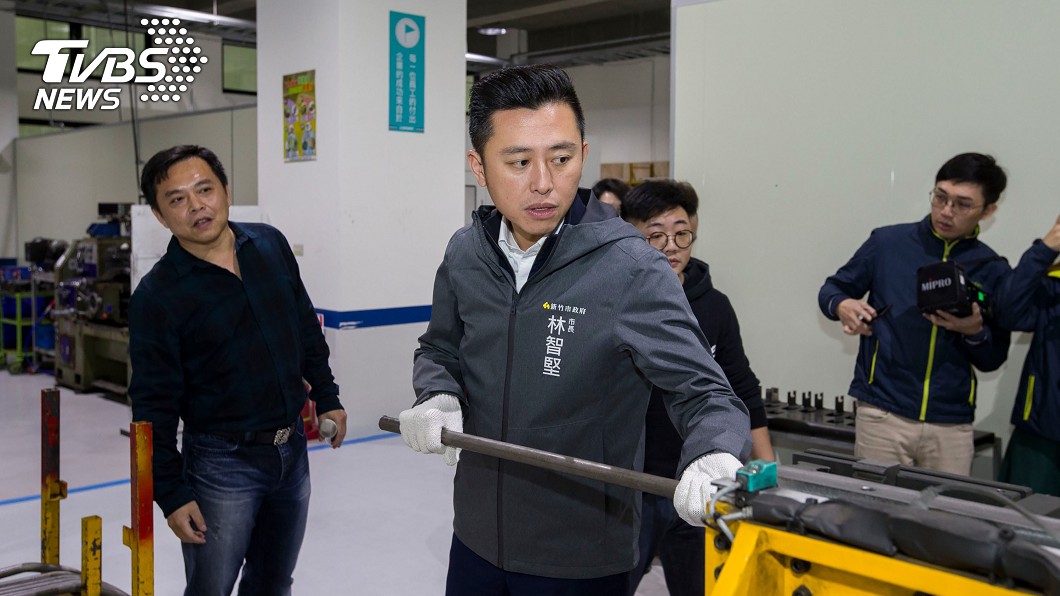 新竹市長林智堅(前)近期拜訪傳產、製造業、農業等中小企業，聽取各業者建議。圖／中央社