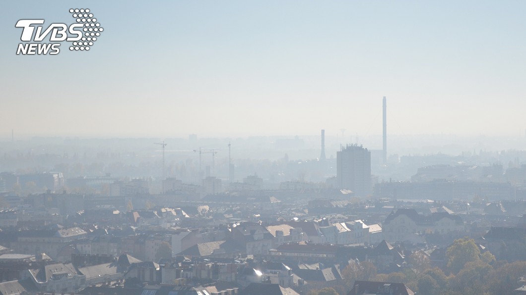 強烈冷氣團將挾帶中國大陸霾害影響台灣空氣品質示意圖。圖／shutterstock