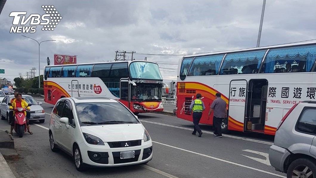 一部由墾丁北返的遊覽車20日與2輛自小客車發生追撞事故。圖／中央社