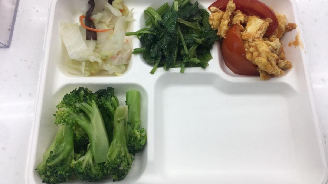 素食自助餐4菜90元 女愣3秒傻眼:心有點空虛