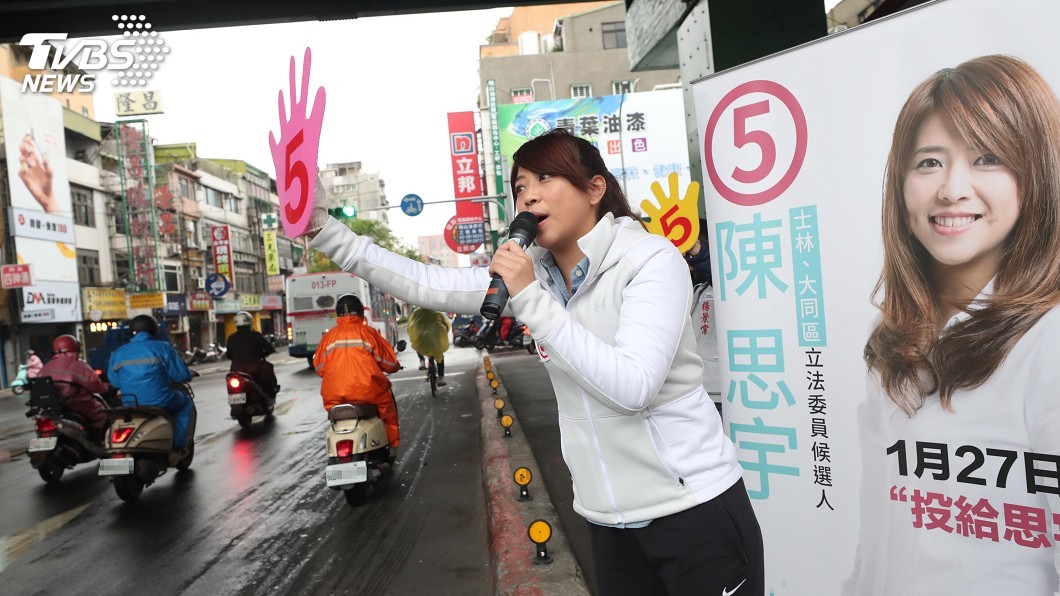 勤走基層站路口 陳思宇:爭取民眾認同