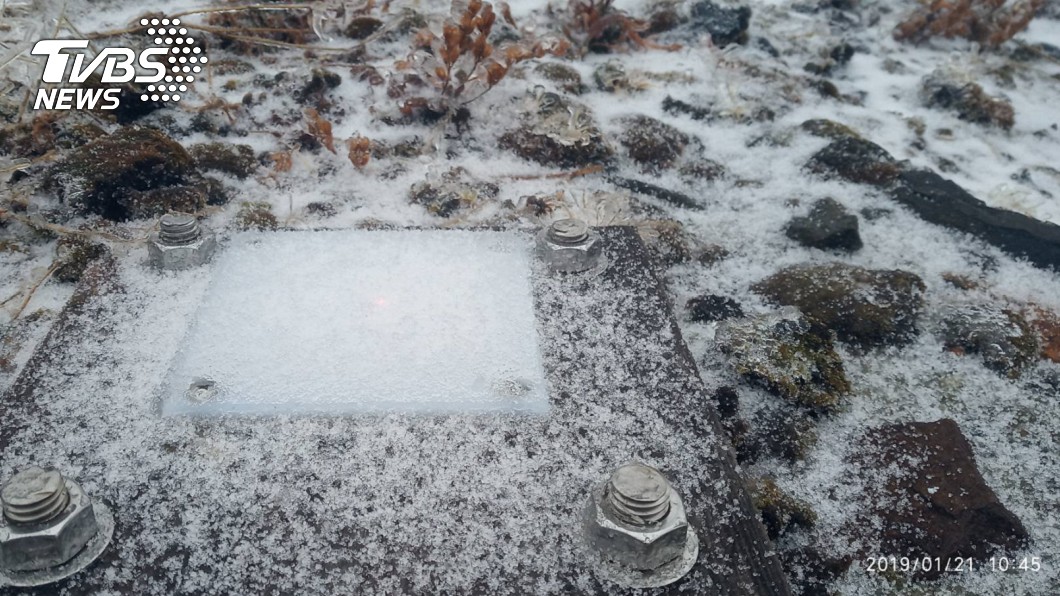 等到了!創66年最晚初雪 玉山終於下雪啦