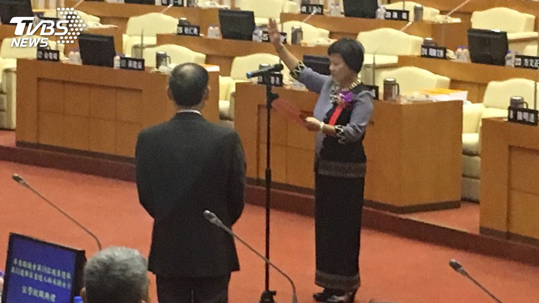 屏東議員林采穎宣誓就職 談涉賄官司落淚
