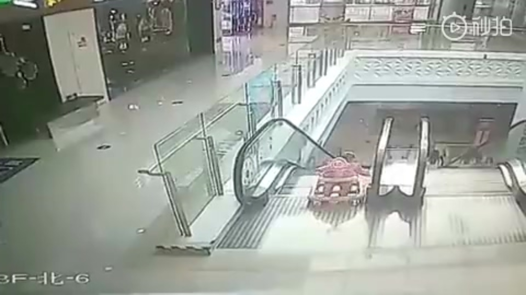 嚇!9月嬰滑學步車墜手扶梯 顧客尖叫狂奔搶救