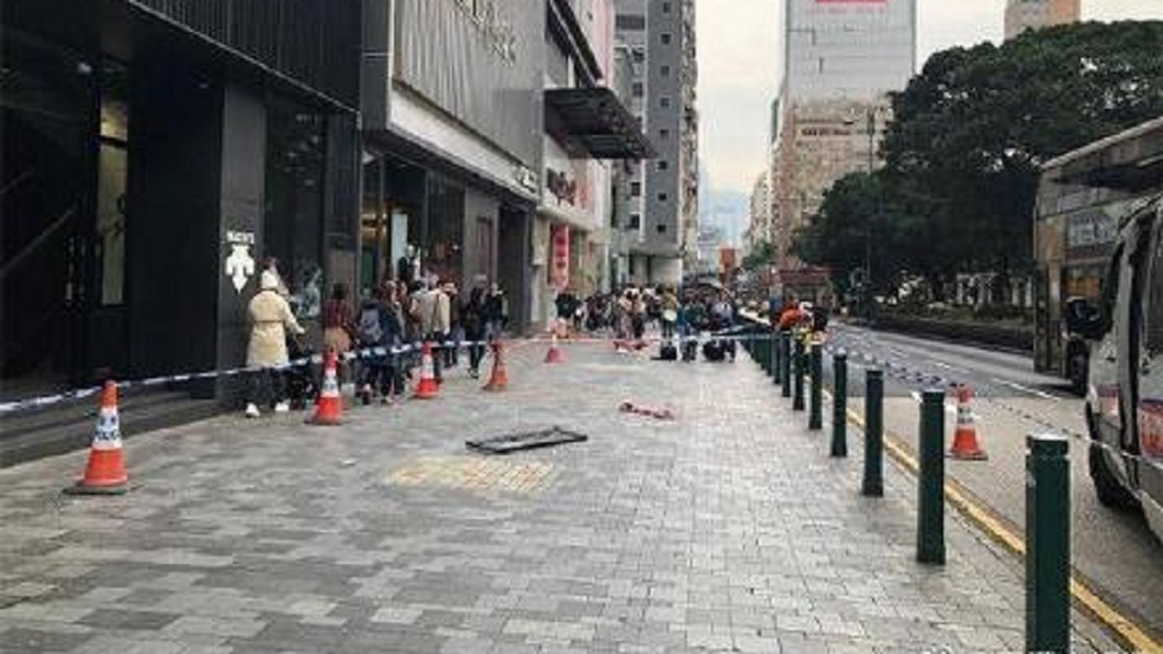 天降橫禍！港酒店16樓鋁窗墜地　砸死遊客