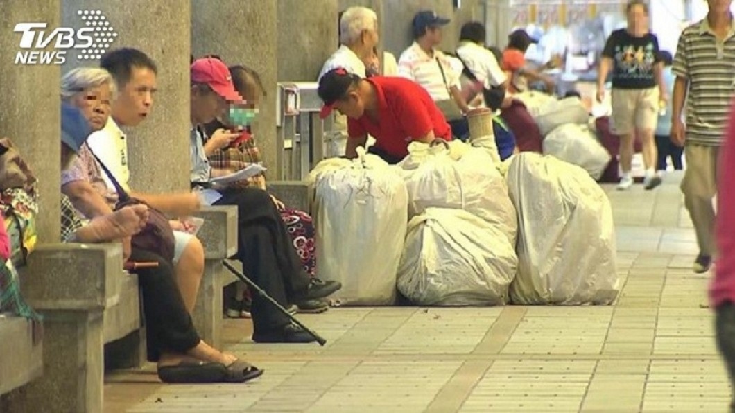 街友扛走整袋舊衣服「分送其他人」 卑微願望惹鼻酸