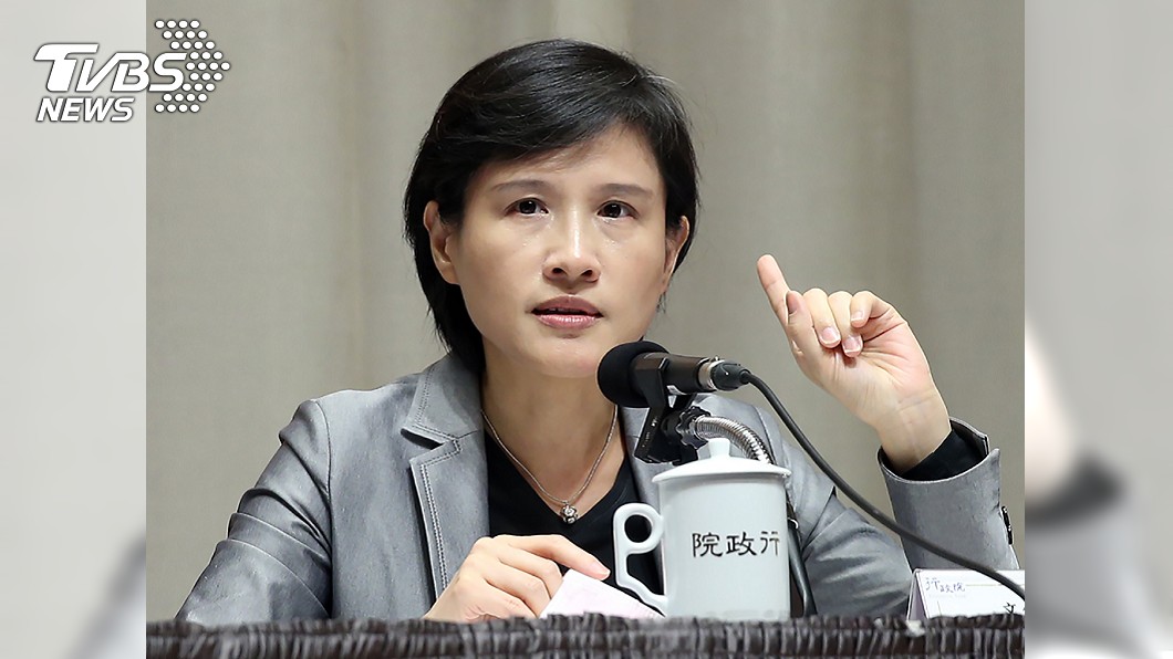 不爽「去蔣化」　文化部長鄭麗君當眾被呼巴掌