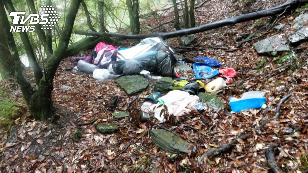 第一現場曝光!比基尼登山客裝備齊全待援 仍不敵大雨