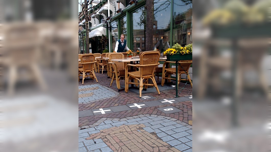 這裡吃飯同桌不同國? 地上「白色十字」藏玄機