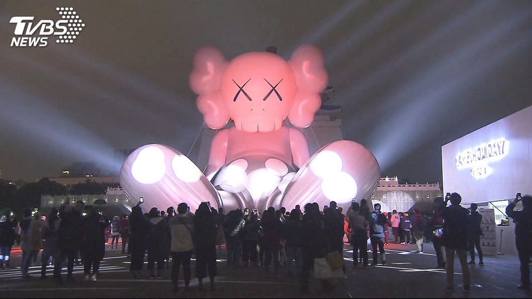 巨型公仔空降台北 招牌「XX」成流行圖騰