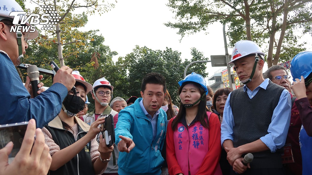 鳳山裂路24年沒重刨過 韓國瑜親監工摸地:太不像話!