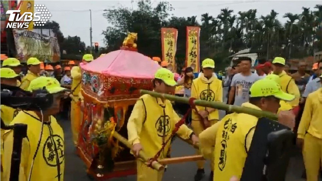獨/弟腦積水命危…他淚憶白沙屯媽「輕摸頭」:會沒事的