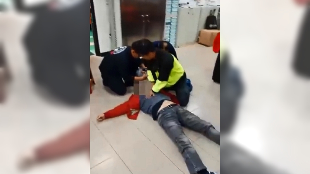 新北市一名張姓男子疑因天冷心肌梗塞,所幸在消防員搶救之下從死神手中救回。圖/翻攝自新北消防發爾麵臉書