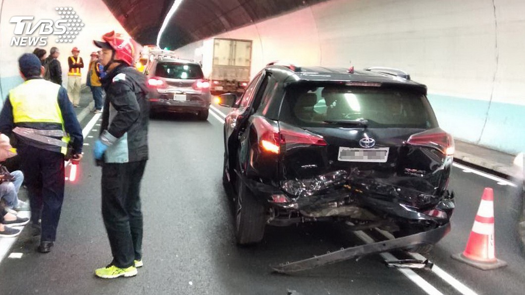 國道5雪隧南下5車追撞　11人受傷送醫