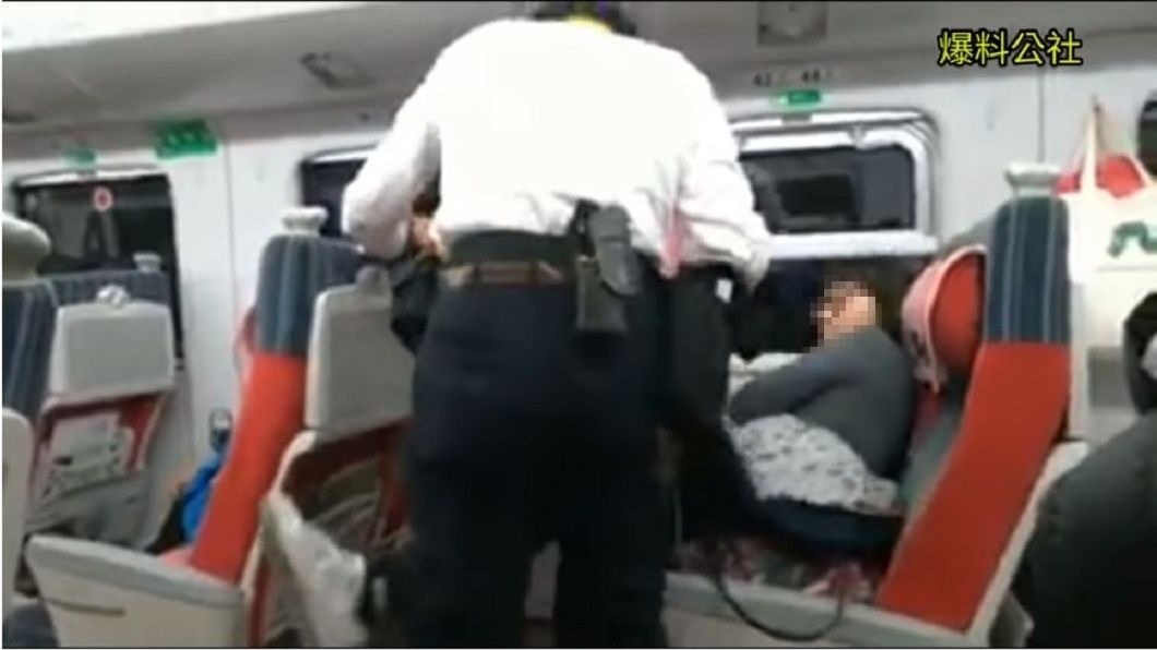起初女子裝傻不聽勸,到後來竟出腳踹踢列車長3腳。(圖/翻攝自爆料公社)