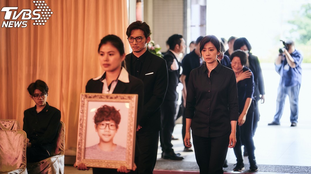「殺人不用負責?」賈靜雯劇中喪子崩潰 吳慷仁慘遭潑糞