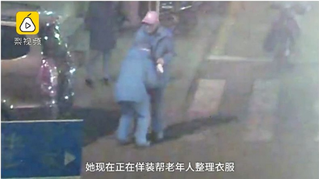 「好心」扶老爺爺過馬路 大媽這樣做讓人怒了