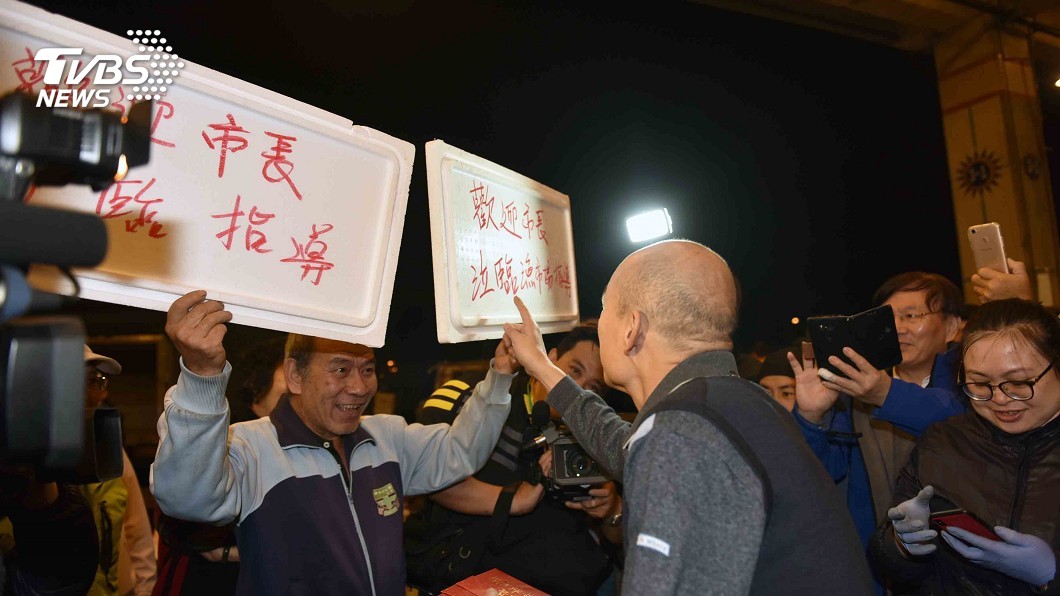 高雄市長韓國瑜24日到前鎮漁市場視察。圖／TVBS