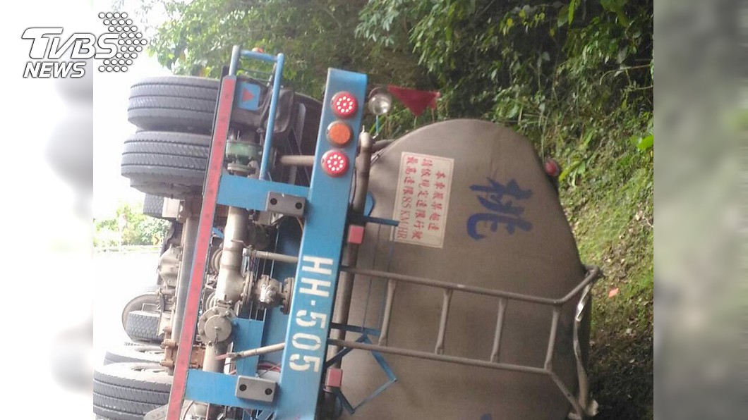 強鹼外洩!化學槽車翻覆駕駛慘死 舊蘇花管制中