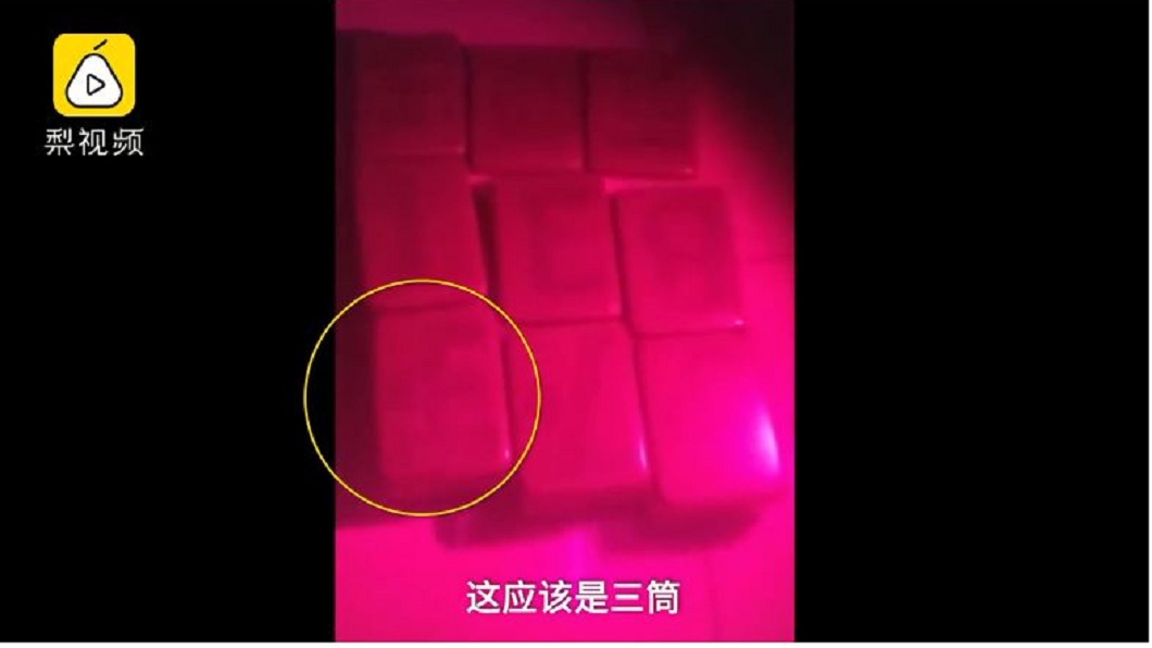 《賭神》上身?牌友狂自摸贏錢 驚見「紫色瞳孔」揪老千
