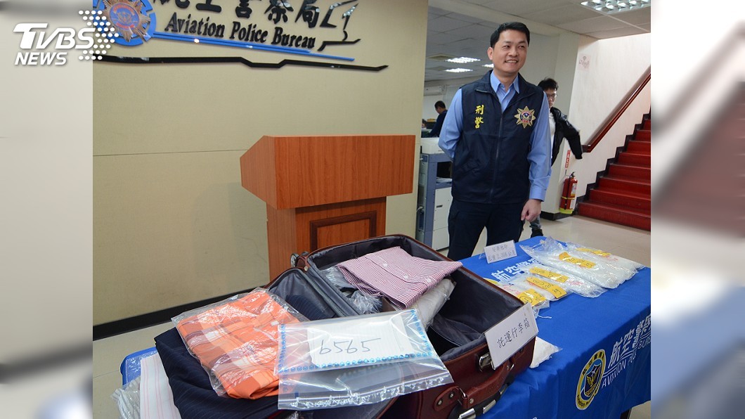 捷克男子攜毒品闖關 航警掌握通關暗號一網成擒