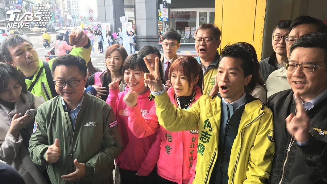 北市立委補選 卓榮泰、羅文嘉陪何志偉路口拜票