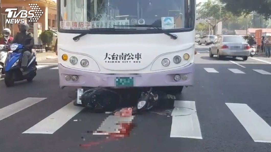 悚!台南公車擦撞 85歲騎士被捲車底輾爆頭