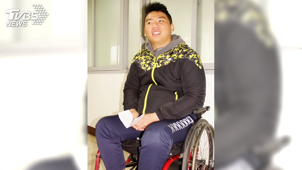 下肢癱瘓後拚學測 昔舉重小子坐輪椅應考