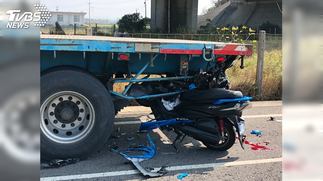 碰!拖板車司機違停吃午餐 19歲男大生追撞車尾亡