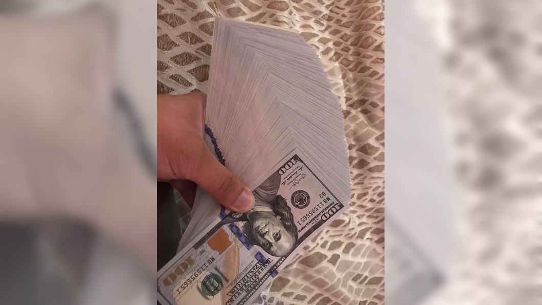 其他網友也秀出自己拿到的美金年終。圖／翻攝自爆廢公社