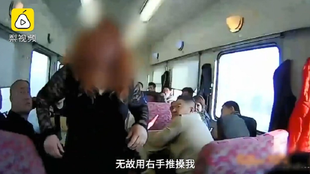醉！女搭高鐵狂喝白酒　譙乘客「半裸暴打」列車長
