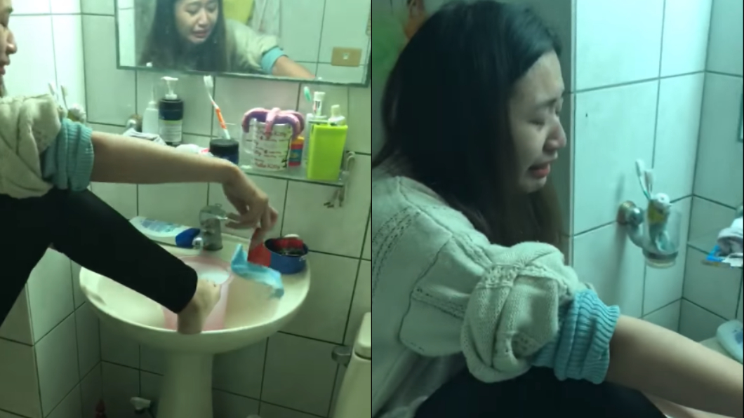 手腳被黏住!大眼正妹崩潰哭 網卻歪樓:好可愛❤