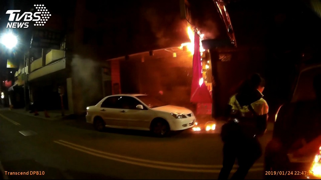幸好有他們!民宅起火爆燃 勇警持滅火器力抗火勢