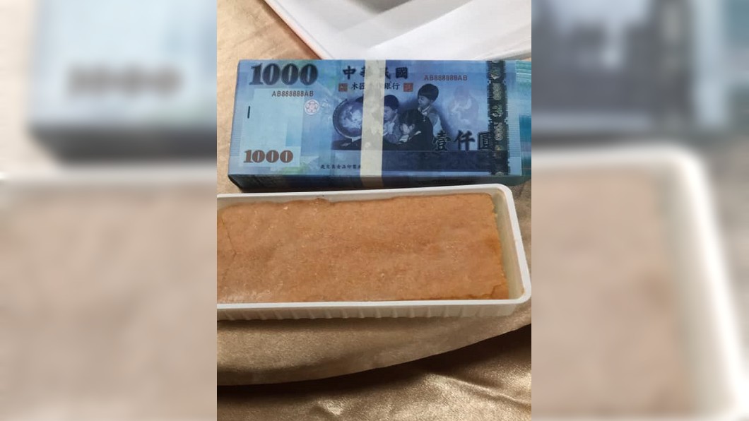 事後有網友揭密,其實千元鈔的真面目,是一塊蛋糕,讓不少人大失所望。圖/翻攝自臉書「爆廢公社」