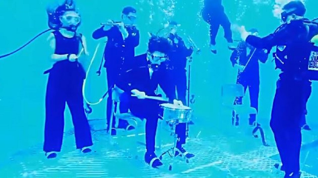 樂隊潛入水下演奏 驗證聲音傳播特性