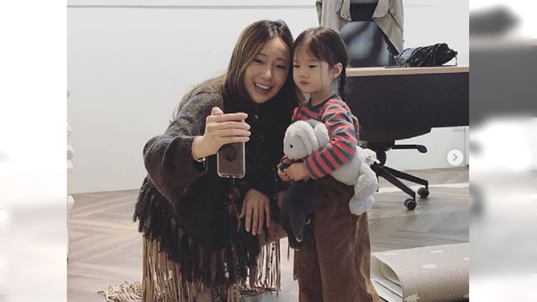 2歲女兒Lucy陪隋棠上班 這個動作被讚爆:家教超好