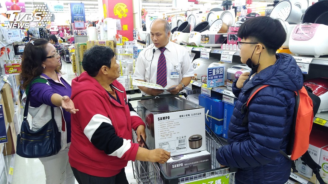 清潔嬤養全家 孫在口袋偷塞1千獎學金貼補家用