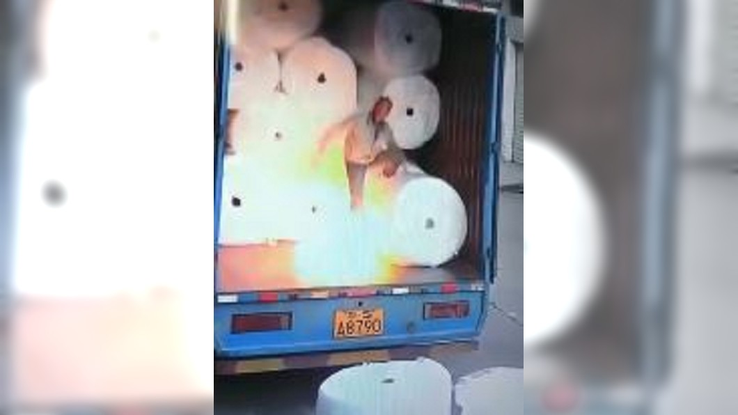 驚險! 陸工人搬貨引靜電瞬間遭火球吞噬