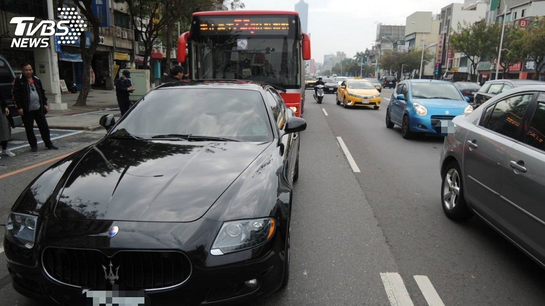 未注意路況…公車追撞瑪莎拉蒂 司機傻住:怎麼辦?