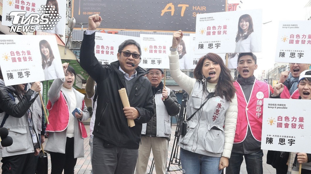 陳建銘陪陳思宇士林掃街拜票。圖／中央社