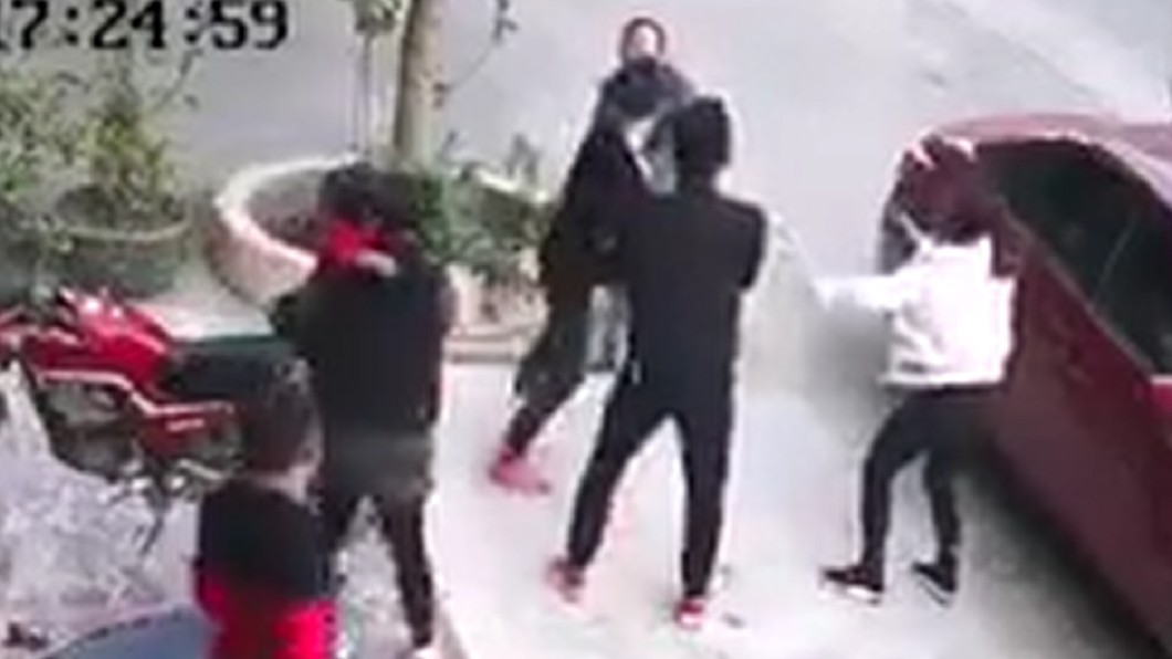 女童家屬衝出門圍毆叼菸男,將他勒脖爆打。圖/翻攝自 秒拍