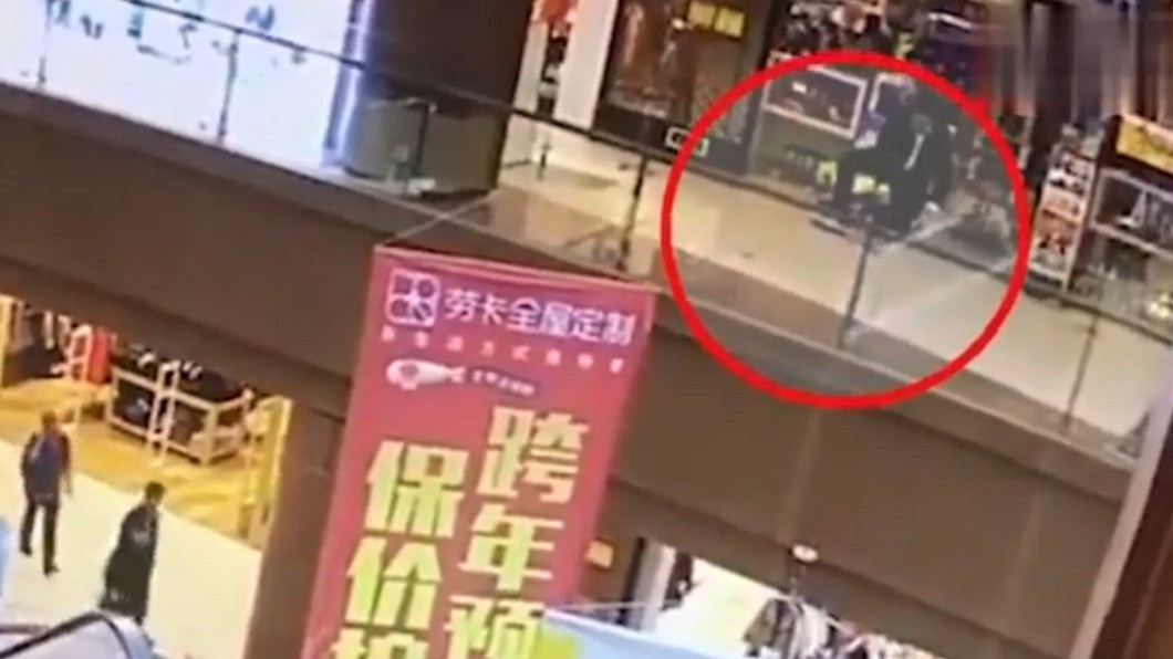 男子跳樓前還猶豫了一下。圖／微博